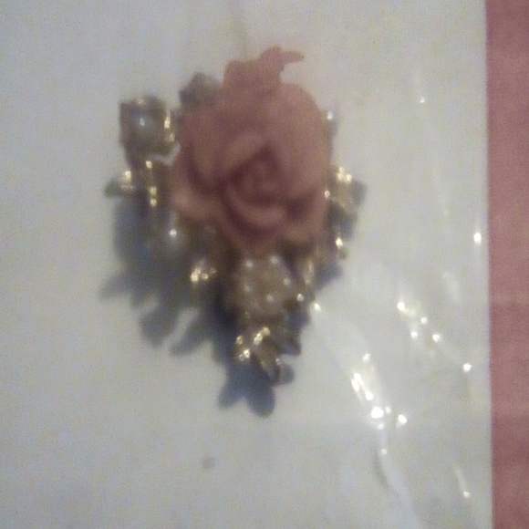 vintage pin rose with faux pearls - Picture 1 of 4